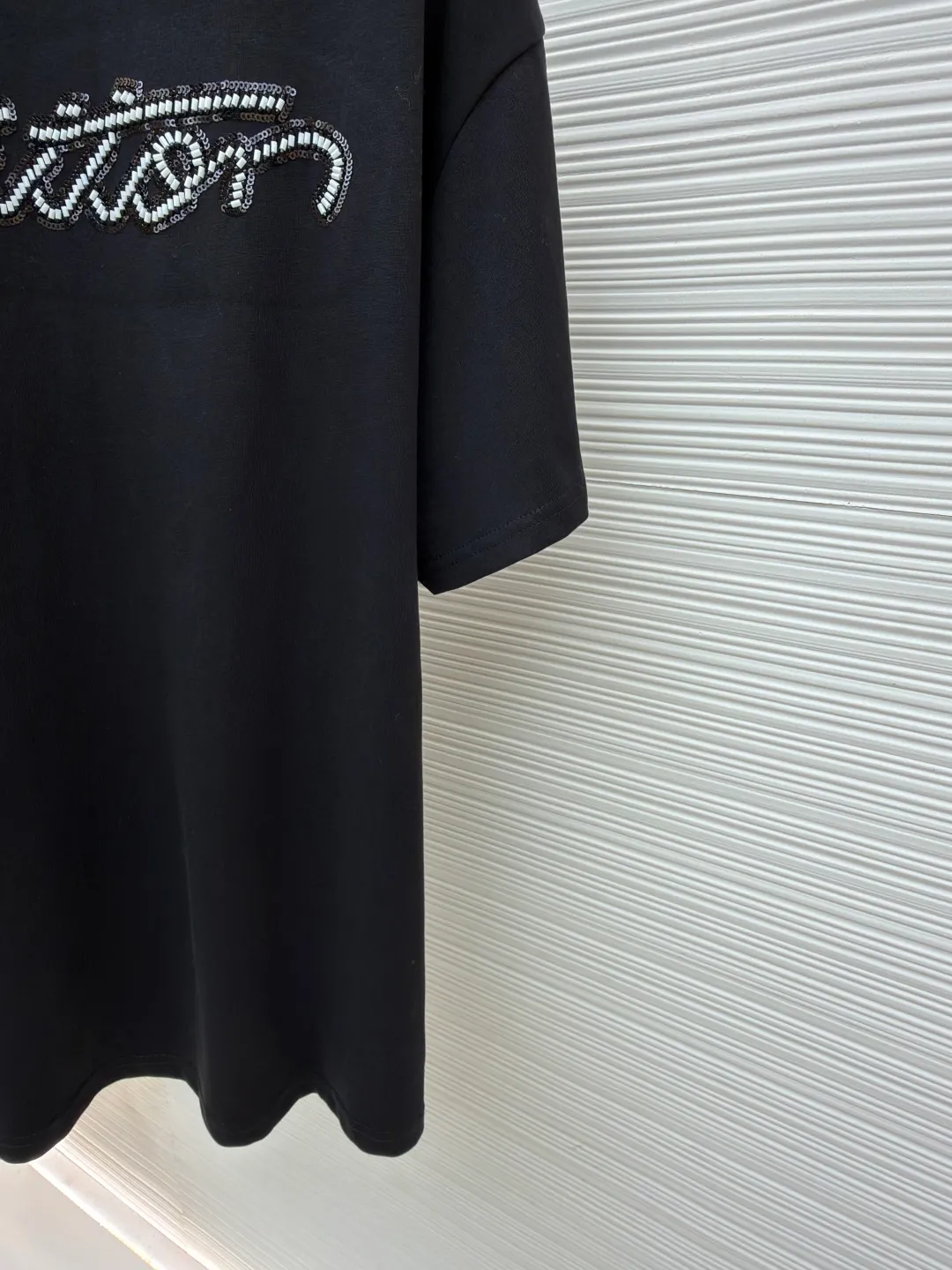 LOUIS VUITTON round neck beaded embroidered short-sleeved T-shirt ●Original version: purchased and developed by 11353 ●Item number: 1681544-A15 ●Material: cotton fabric ●Technology: beading ●Color: black ●Version: fitted version ●Weight: about 310 grams ●Size: XS-S-M-L ●Description: This black T-shirt is made of 100% High-quality cotton fabric, soft to the touch, skin-friendly and breathable. The round neck design fits the neck line and is neatly cut, presenting a classic and simple silhouette. The word "Vuitton" on the chest is the highlight of the entire work: using hand-beading technology, each tiny bead is carefully arranged by craftsmen and fixed on the fabric at precise spacing and angles, forming smooth curves and a full three-dimensional sense. This process not only gives the letters a delicate luster, but also adds to the overall texture and high-end feel. The stitching on the body is even and neat, about 12 stitches per inch, ensuring a solid structure and not easily deformed. The hem and cuffs are smooth and neat, and the edges are clean and neat, reflecting the exquisite craftsmanship of clothing. The overall style presents a low-key luxury style, which is not only suitable for daily wear, but also shows quality and taste in the details. The overall wiring is straight and delicate, the fabric is comfortable and soft, and the color is consistent without color difference. It can be matched with the same style to create a fashionable look and control various occasions. Customized accessories, complete with three standards, same style for men and women!
